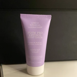 Plum Pro Retinol Night Cream 50ml - Plommonlila nattkräm med retinol från London Botanical Laboratories. Tuben rymmer 50 ml och är tillverkad i plast. Krämen är framtagen för att boosta hudens lyster och vitalitet, och innehåller botaniska ingredienser för näring och återfuktning. Aldrig använd men är öppnad.