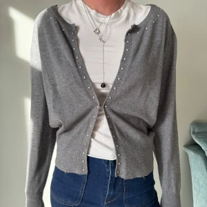 Grå kofta med pärldetaljer - Säljer en väldigt söt grå kofta! 