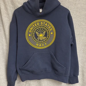 Sjukt rare navy hoodie - Säljer en orteoligt rare united states Navy hoodie som militären / Navy i Amerika använde på 80 talet så otroligt ovanlig därav priset och en sjukt fet passform, sick 9,5/10 prick kan diskuteras vid snabb affär 