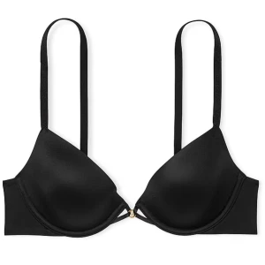  Victoria's Secret BH - Helt ny svart bh från Victoria’s Secret, jättefin och skönt material. Nyköpt från Victoria Secret butiken i storlek 32b. Köpte i fel storlek därför säljer jag den💞originalpris 670kr!