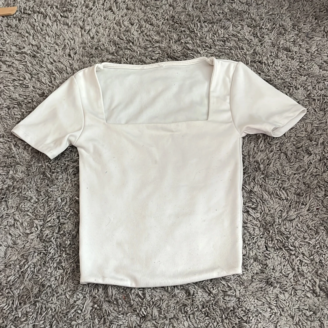 Vit topp med fyrkantig ringning