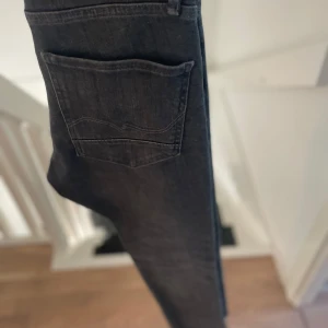 Slim straight gråa jeans - Tja, säljer dessa snygga jack n Jones jeans i nyskick, i princip oanvända. De är i slim-straight passform och är köpta nya för 1000kr.                                    Hör av er vid fler frågor /mvh Hugo