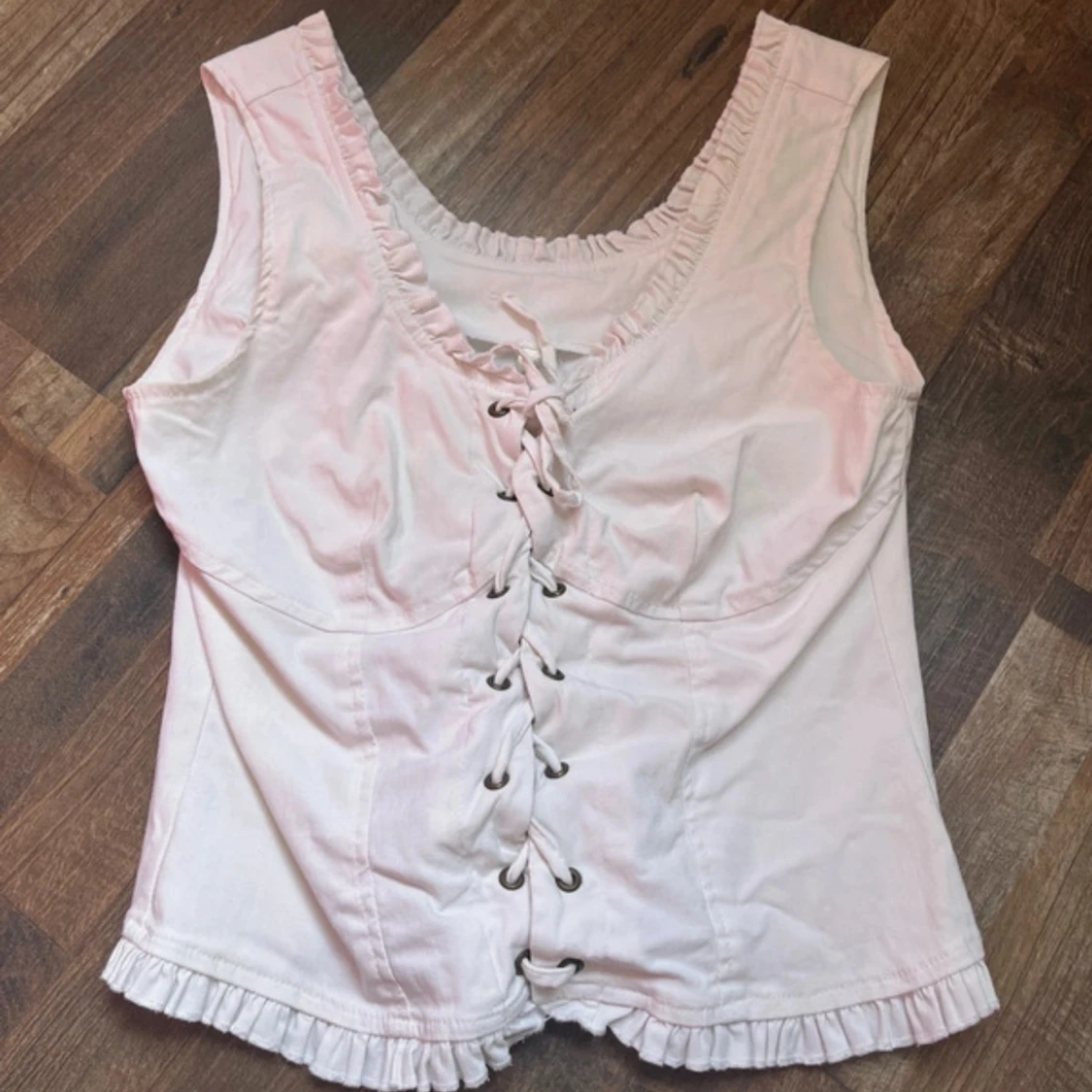 Vit korsettopp med snörning 