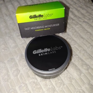 Moisturiser herr - Ny och oanvänd fuktkräm från Gillette Labs med vitamin B3 och havskelp. Kommer i en rund silverfärgad burk med svart lock och tillhörande grön-svart kartong. Innehåller 100 ml och har en vit, krämig konsistens. Perfekt för dig som vill ha återfuktad hud snabbt.