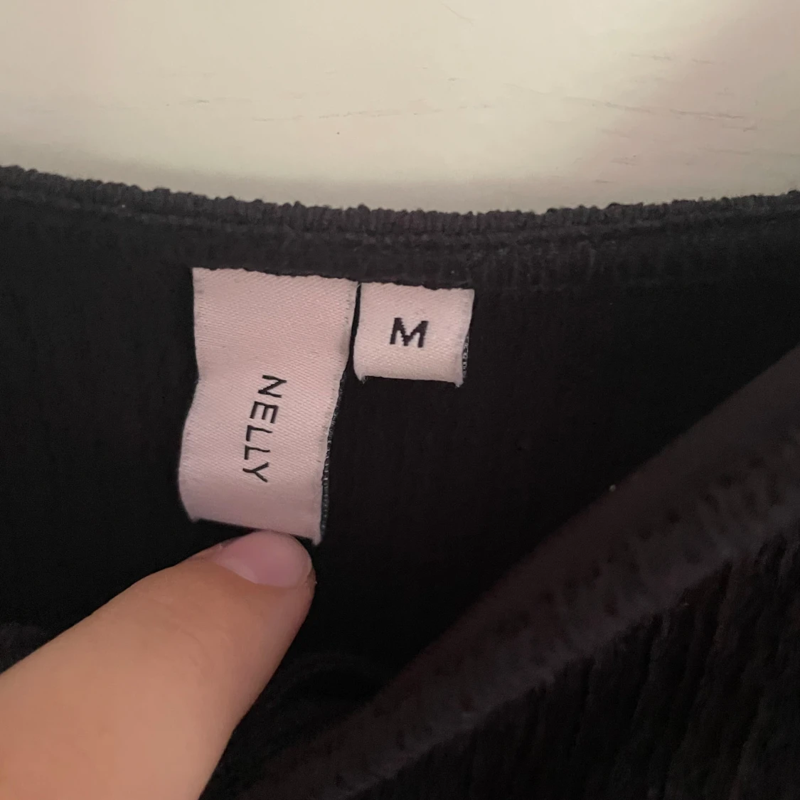 Svart linnetopp med volang från Nelly - 3