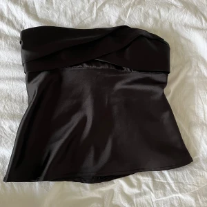 Festtopp från zara - Så fin topp från zara. Knappast använd och är i väldigt bra skick. Storlek s men skulle även passa M. Skriv för fler bilder💕