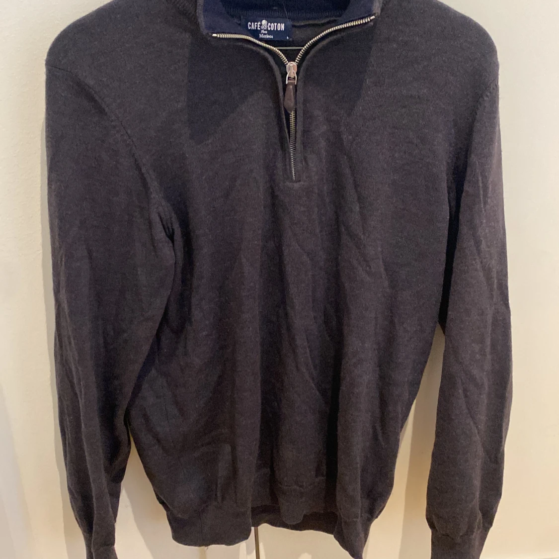 Mörkgrå halvziptröja i merinoull. Stl M