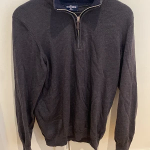 Mörkgrå halvziptröja i merinoull. Stl M - Mörkgrå stickad tröja med snygg half zip-dragkedja. 100% merinoull köpt i Milano 