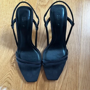 Svarta klackar  - Ett par as snygga svarta Zara klackar i storlek 37. Använda 1-2 gånger. 