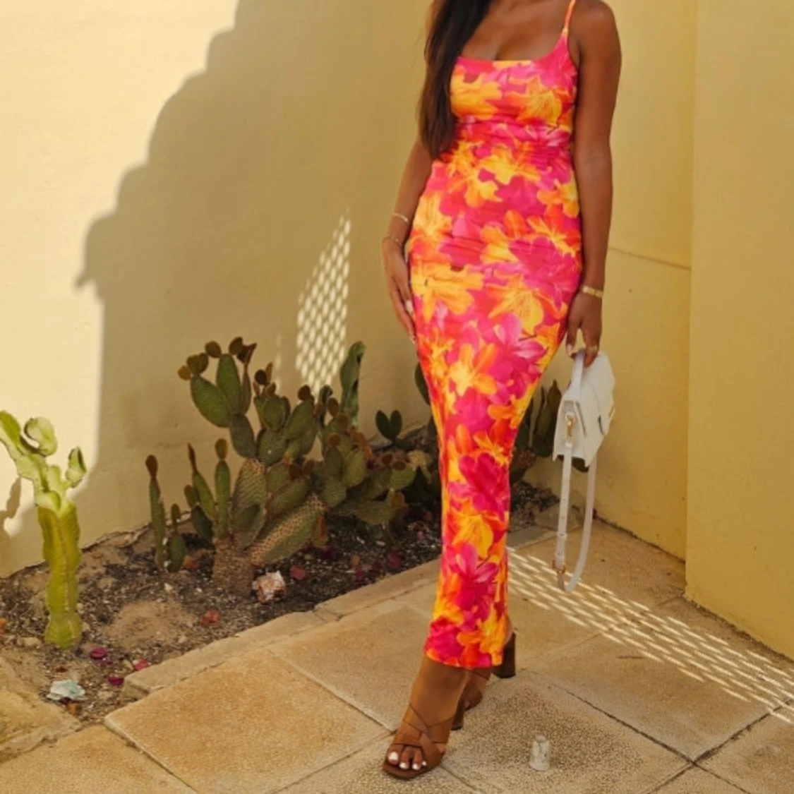 Färgstark blommig långklänning