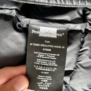 Peak performance jacka  - Peak Performance jacka, storlek M. Använd försiktigt och i mycket fint skick utan några skador. Funktionell och stilren. Som helt ny, använd några få gånger