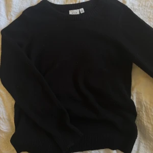 Svart stickad tröja  - Jätte fin stickad tröja från vila i storlek s, skriv för fler bilder❤️❤️