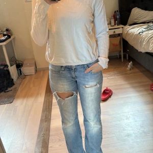 Ljusbeige långärmad basic tröja - Säljer en enkel och stilren ljusbeige långärmad tröja från Zara. Super fin och passar till allt. 