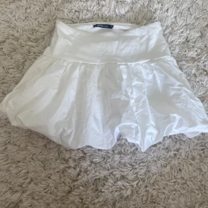 Vit kjol - Supersöt vit ballong kjol från Gina Tricot, hsr en fläck men går säkert bort i tvätten💕💕