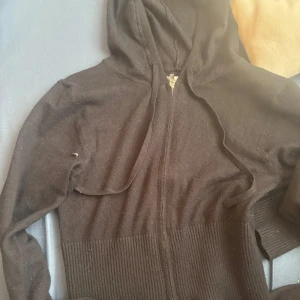 Svart kofta - Svart kofta med silver dragkedja 