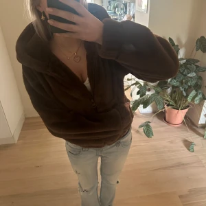 Askön brun teddyjacka - Säljer en brun teddyjacka med dragkedja och stor huva. Den är knappt använd, ser ut som ny och har inga defekter! Asså den är så så så gosig och har super skönt material, super bra till hösten