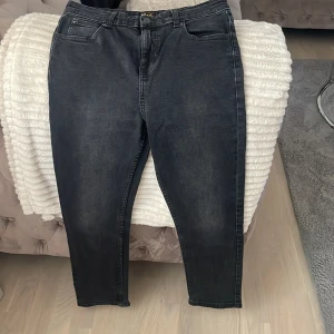 Svarta Lee jeans, skinny fit, 14-15 år - Säljer ett par svarta jeans från Lee i skinny fit. Jeansen har klassisk femficksdesign, knapp och dragkedja framtill samt diskret tvättad look. Perfekta för dig som gillar en smalare passform och stilren vibe.