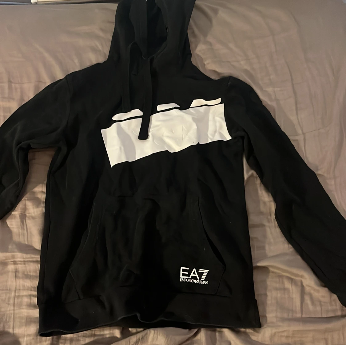 Svart EA7 hoodie med vit detalj