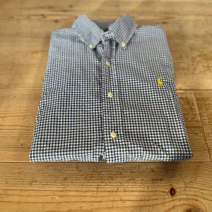 Blårutig skjorta från Ralph Lauren  - ‼️Pris kan sänkas vid snabb affär‼️Nypris: ca 1200. Snygg blårutig skjorta från Polo Ralph Lauren i slim fit. Skjortan är i 100% bomull. Skickar inom 24h efter beställning🚚. Knappt använd, näst intill nyskick.