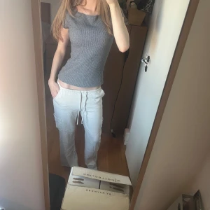 Beiga linne-cargobyxor med snörning - Säljer ett par beiga cargobyxor i linne med raka ben och snörning i midjan. Storlek Xs😊