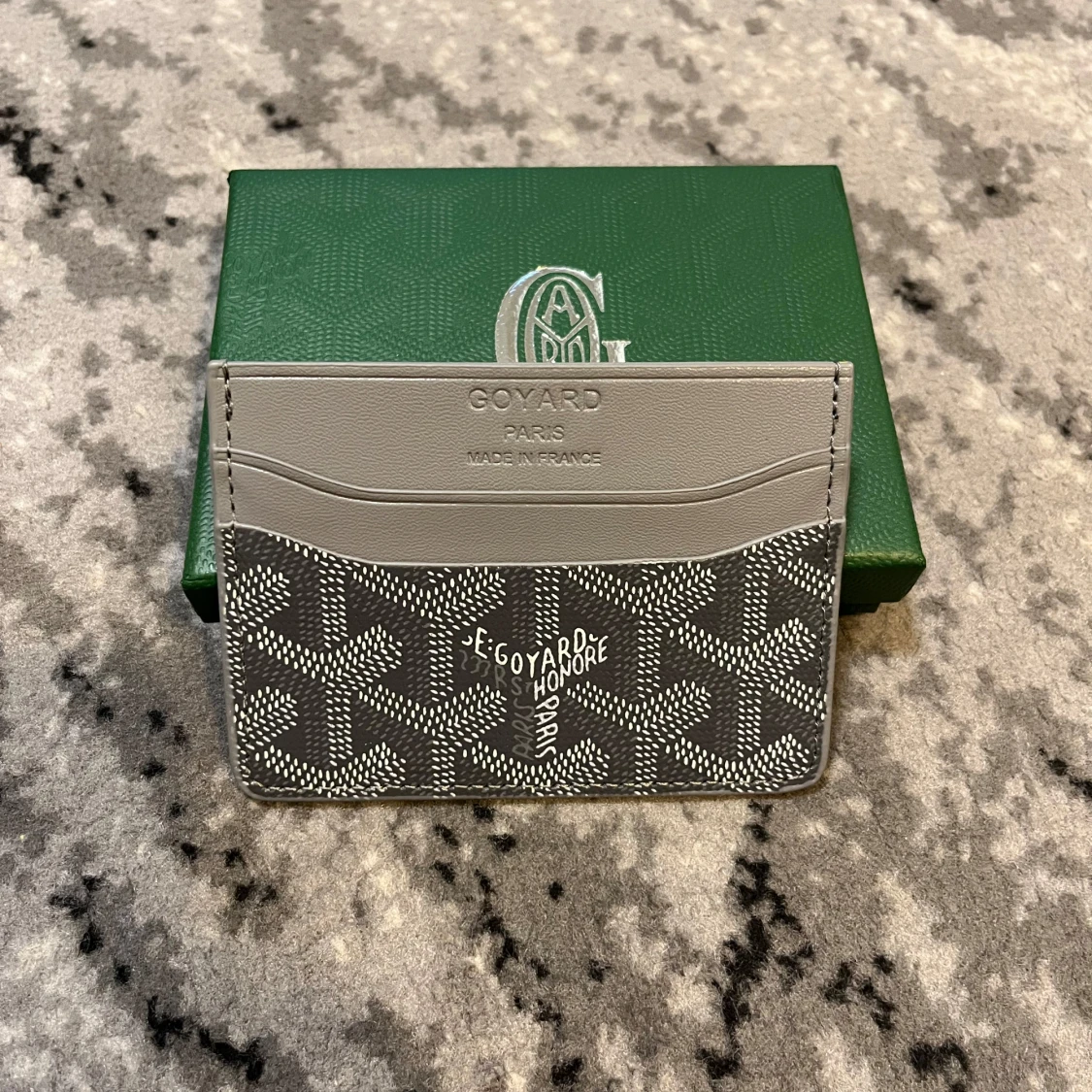 Grå korthållare med mönster - 1