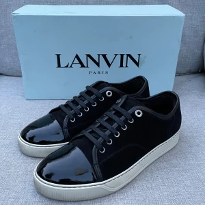 Lanvin skor (nya) - Hej! Säljer nu dessa sjukt snygga Lanvin skor. Skorna är i nyskick. Använd en gång! Vi rekommenderar att gå ner en storlek. Har ett begränsat antal boxar och dustbag! Hör gärna av dig vid frågor 