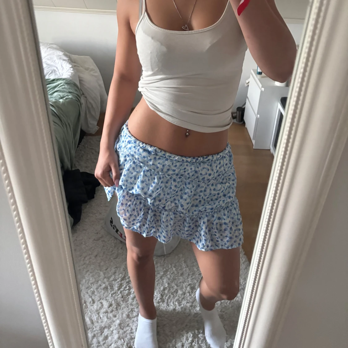 volangkjol i blått och vitt