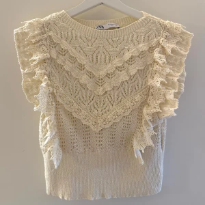 Topp Zara - Säljer min supersnygga topp från zara som jag inte använder längre. Inga defekter och är i väldigt bra skick! Storlek M men passar S också❣️❣️