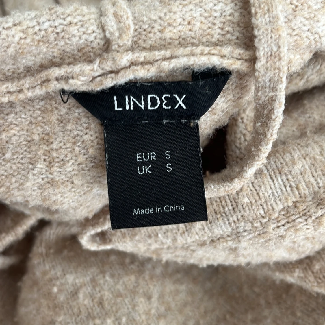 Beige stockad hoodie från Lindex - 3