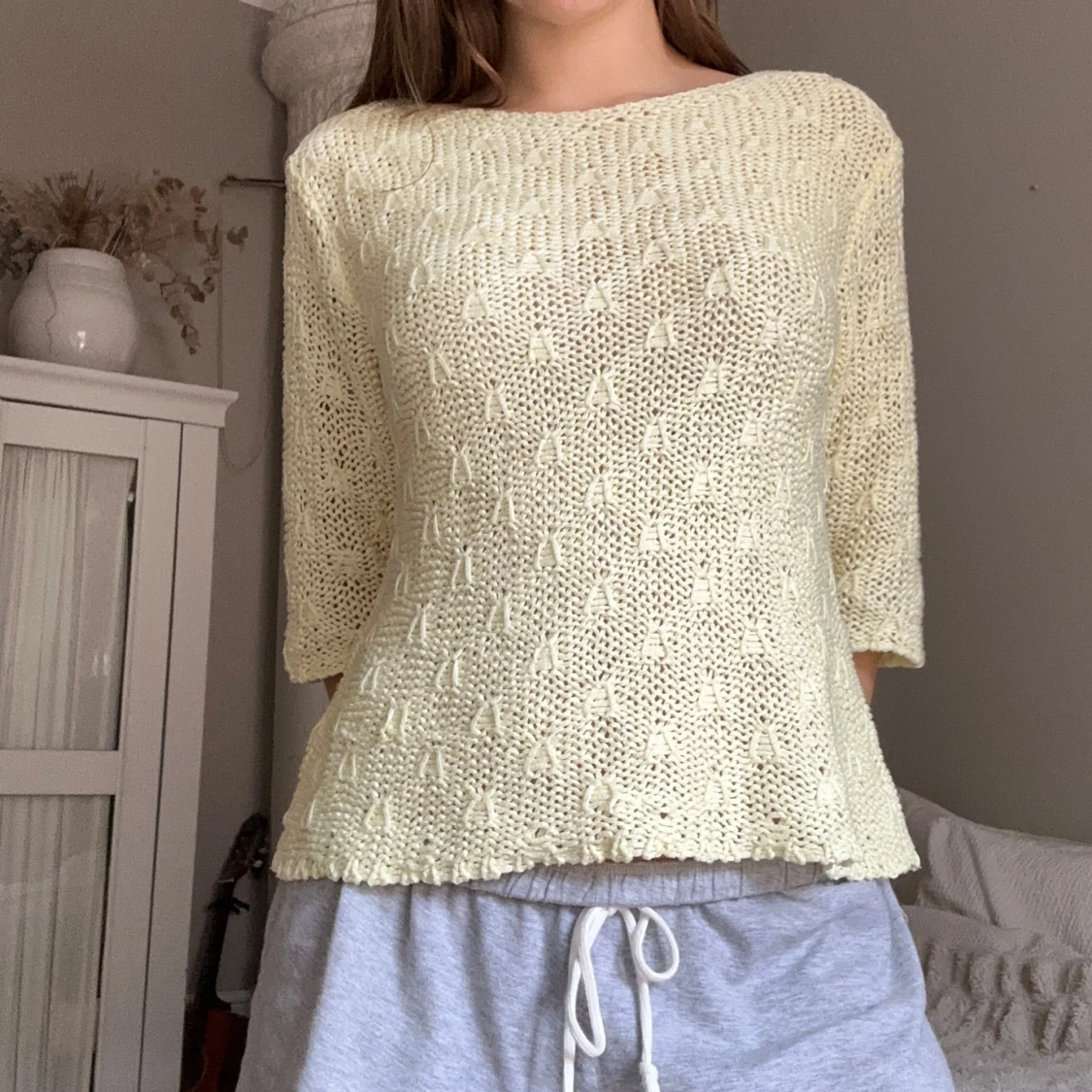 Ljusgul stickad tröja med struktur - 1