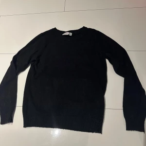Svart stickad tröja från VILA - En klassisk svart stickad tröja från VILA i storlek XS men passar även S. 