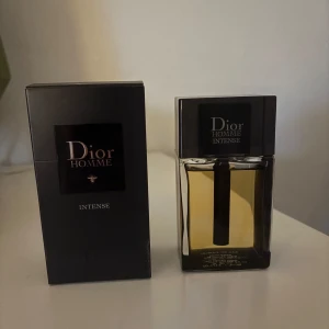 Dior Homme Intense  - Säljer nu min Dior Homme Intense pga att den inte riktigt passar min smak. Endast testsprayad. Box och kvitto finns. Skriv vid minsta lilla fundering🙌