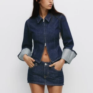 Jeans set - Denim set från pull and bear, använt 1 gång, ny skicka! Kjolen är low waist och har inbyggda shorts. Båda delarna tillsammans kostade  778 kr