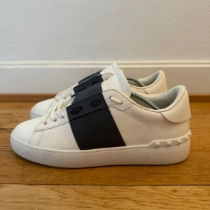 Valentino open sneakers - Säljer nu dessa fina valentino open skor | Super fint skick | Storlek 42 | Kvitto finns som intygar äktheten | Hör gärna av er vid frågor eller funderingar 