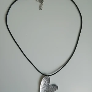 Halsband skapat av aluminium  - Handgjort halsband format som ett hjärta som är gjort i aluminium. Hänget är  ca 4cm långt och 3.5cm brett på det bredaste stället. Kedjan är justerbar 