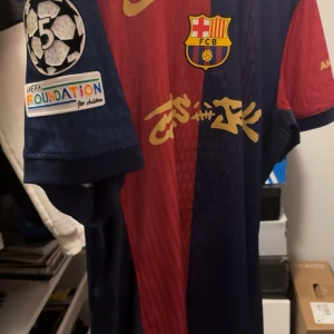 FC Barcelona x Travis Scott Limited Edition Match Hemma 2024/25 tröja - Exklusiv limited edition FC Barcelona x Cactus Jack matchtröja med Pedri 8 på ryggen. Tröjan passar alla med storlek M-L, jag är personligen 184 och den passar mig jättebra. Tröjan har även ett unikt serienummer. Jag köpte denna på återförsäljning medan jag befann mig i Spanien, Tarragona tidigare i månaden.