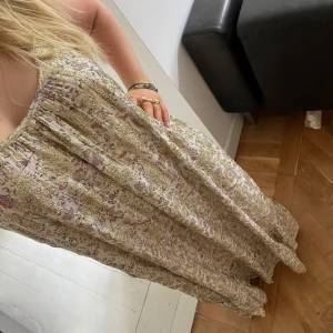 Långklänning - Långklänning med guldiga detaljer i tyget från Mango, storlek M men passar också S