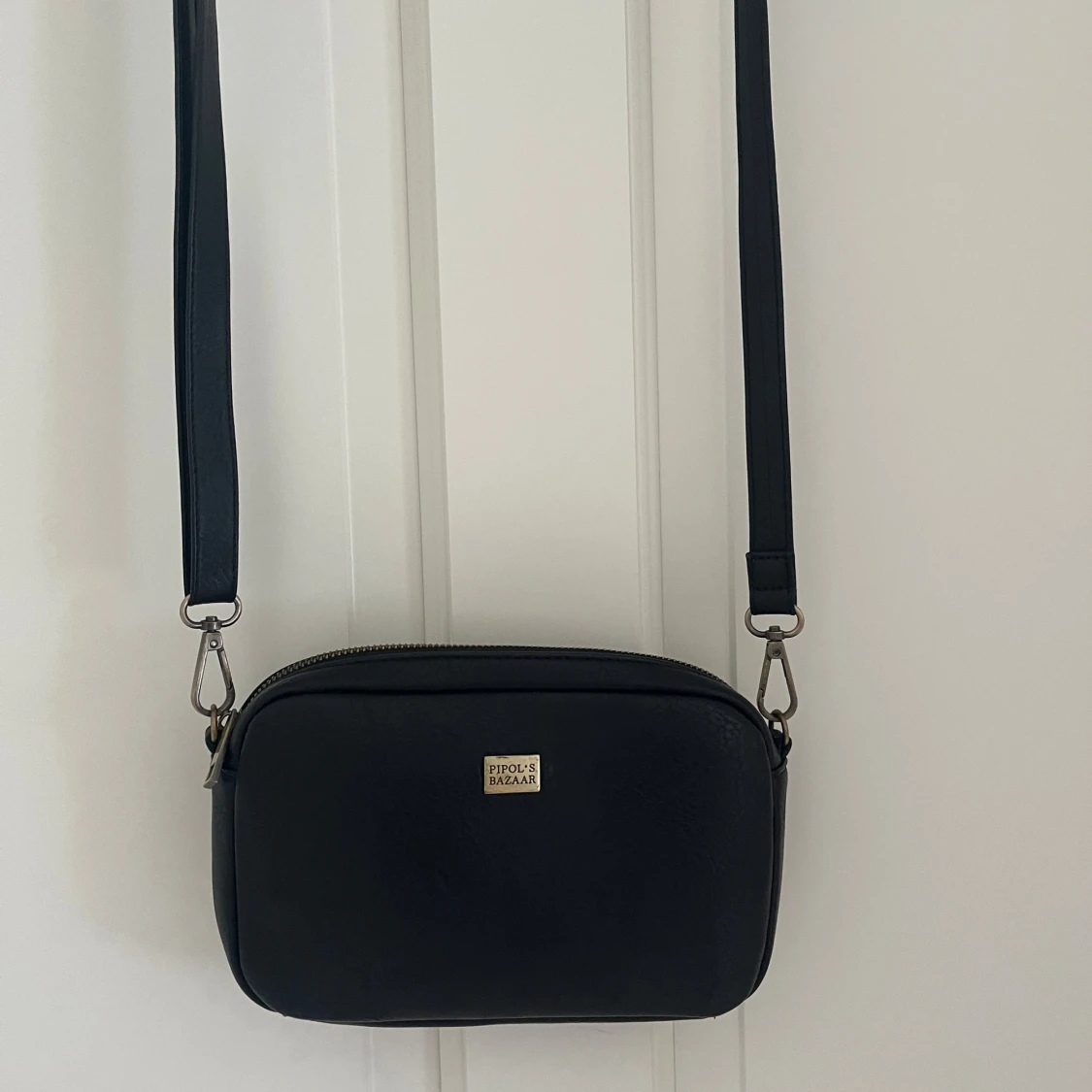 Svart axelväska från Pipol's Bazaar