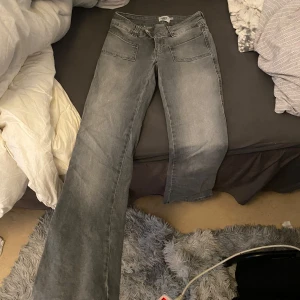 Gråa jeans med cool fick design - Jag säljer gråa raka jeans i strl XS byxorna är i short model så perfekt för dig som inte gillar för långa jeans dem är i jätte bra skick och sitter perfekt 