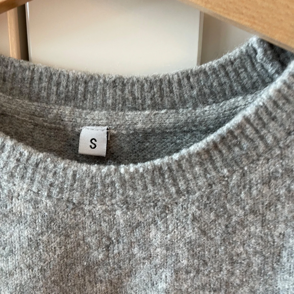 Grå stickad tröja med puffärm - 3