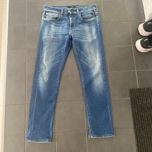 Replay Grover Hyperflex jeans blå - Säljer ett par Replay Grover Hyperflex jeans i klassisk blå tvätt med snygga kontrastsömmar. Jeansen har rak passform, fem fickor och bekvämt stretchigt material. Perfekta för dig som gillar en avslappnad men stilren look.