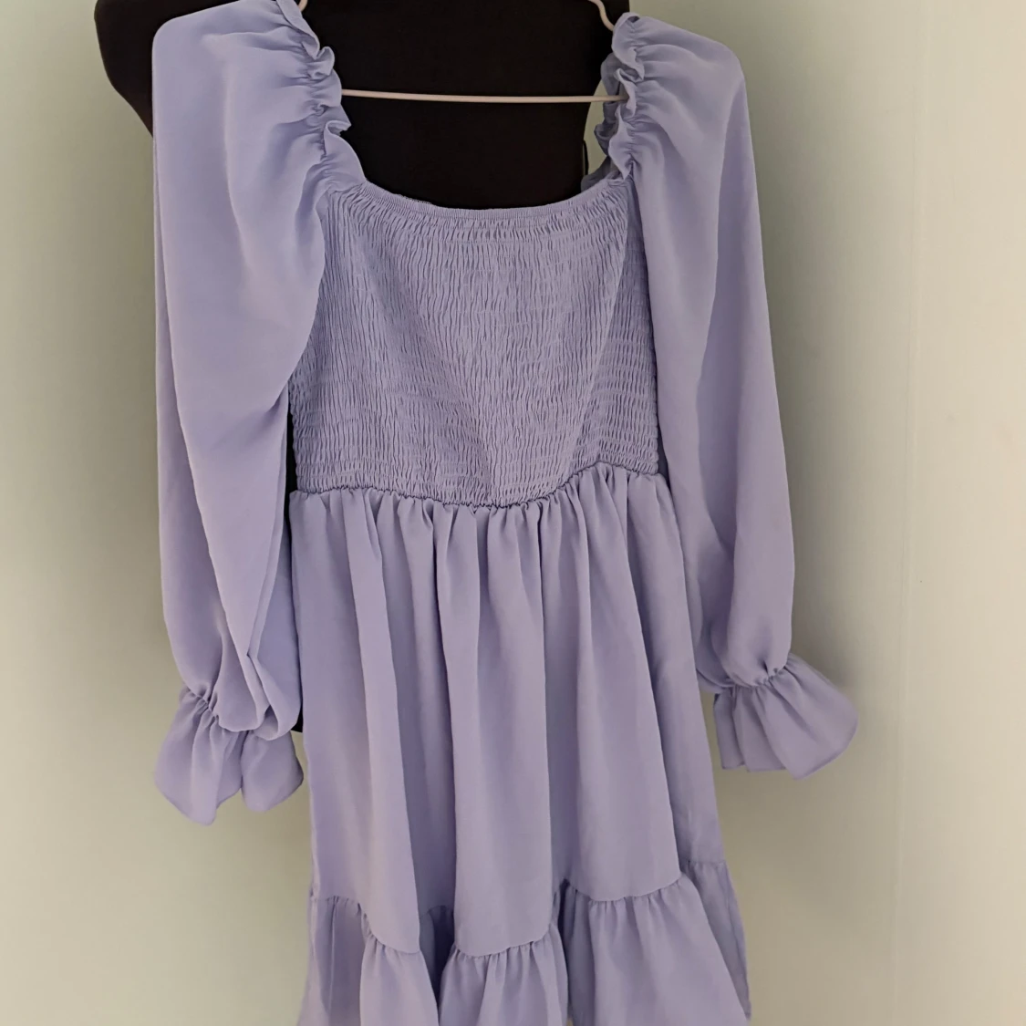 Ljuslila volangklänning med puffärm