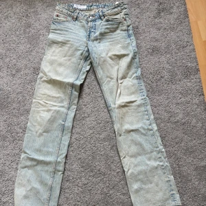 Ljusblå raka jeans från Zara - Säljer ett par ljusblå jeans från Zara i stl 34, dessa är mid/low waist skulle jag säga och långa i benen. De är använda en gång. (stryker innan jag postar)💕💕