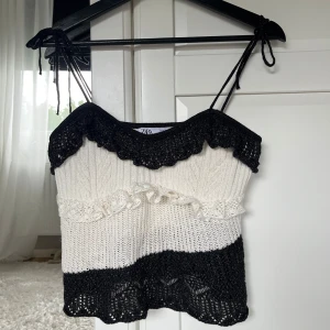 Stickad topp Zara - Supersöt stickad linnetopp från Zara i svart och vitt. Den kommer tyvärr inte till användning längre 💕Den är i M men passar även S