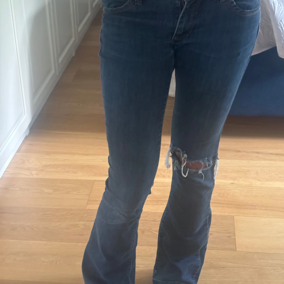 Blå bootcut jeans med slitning - 1