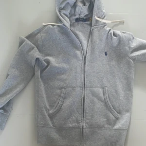 Grå hoodie från Polo Ralph Lauren - Helt ny från Ralph lauren är förliten därför jag säljer de 