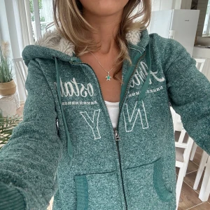 Aeropostale zip med foder - En zip med foder från Aeropostale i storlek XS. Tröjan är i mycket fint skick. Se liknande zip i min profil! Skickas inom 24h. 