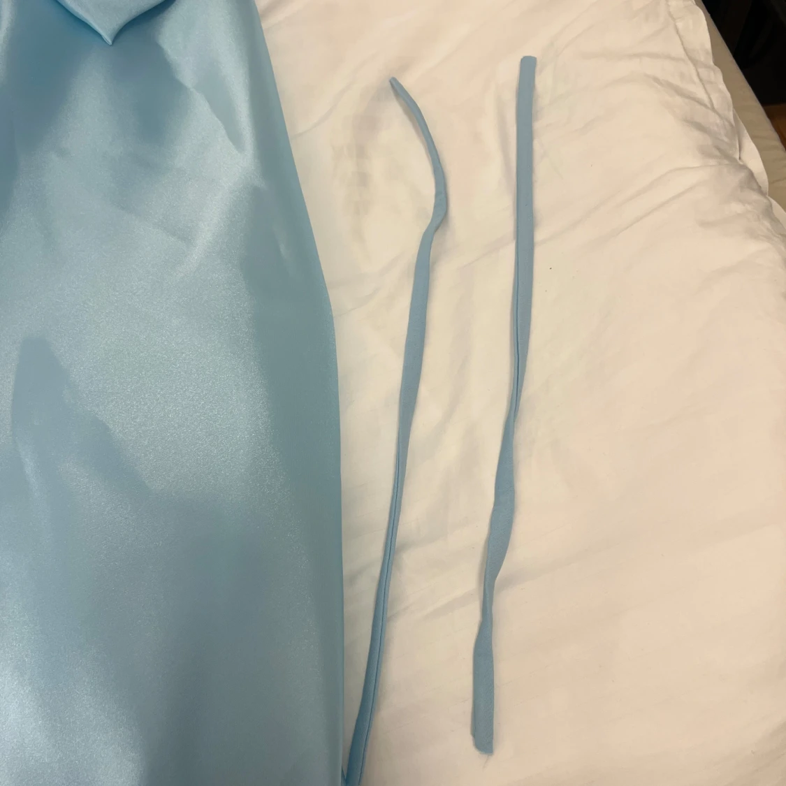 Ljusblå långklänning med pärlor - 4