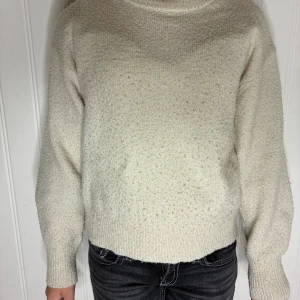 Beige stickad tröja med struktur - Mysig beige stickad tröja med rund hals och lång ärm. Tröjan är nopprig men går att ta bort. Säljer på grund av att den är för liten för mig. Pris kan diskuteras❤️