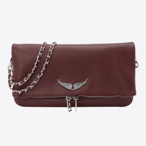 Vinröd axelväska från Zadig & Voltaire - Vinröd axelväska i skinn från Zadig & Voltaire. Köptes för ca 1 år sedan på NK och knappt använd. Inga defekter. Kvitto och dustbag medkommer, skriv i DM för fler bilder! Kan tänka mig sänka priset vid snabb affär